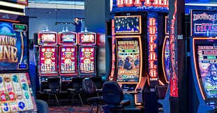 Pengguna wanita sedang menikmati permainan live casino melalui smartphone di ruang santai yang nyaman